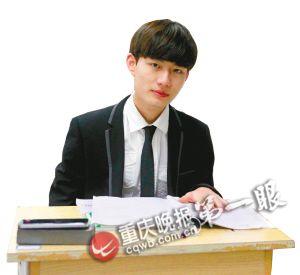 穿上正裝的女生更優(yōu)雅成熟了；男生常常被女生夸獎(jiǎng)長(zhǎng)得帥。