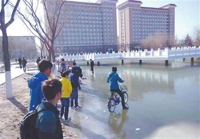 南方的孩子不理解北方的寒冷，這冰厚得，嚇尿了！ @顏遠(yuǎn)鋒