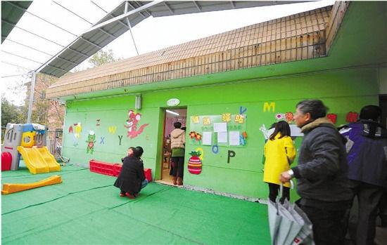 因?yàn)榕卵b修后的氣味影響孩子的健康，包括小葉在內(nèi)，很多家長(zhǎng)找到園方，要求換教室.