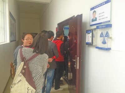 排隊等待辦理居住證的大學(xué)生 排隊等待辦理居住證的大學(xué)生