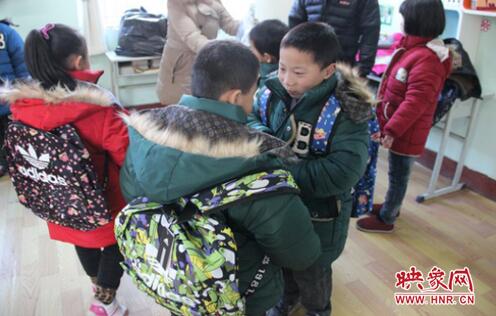 看，咱們的衣服一樣