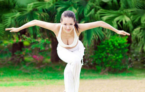 　圖為瑜伽教母性感寫(xiě)真。