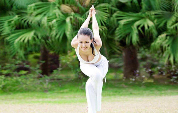 圖為瑜伽教母性感寫(xiě)真。