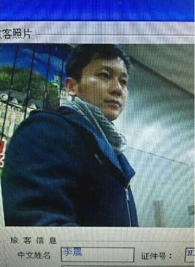 范冰冰李晨同現(xiàn)身煙臺(tái)機(jī)場(chǎng) 疑見(jiàn)家長(zhǎng)好事將近