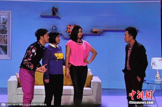 2015年2月18日晚8時(shí)，2015央視羊年春晚準(zhǔn)時(shí)開播，各路明星大腕齊聚一臺(tái)向觀眾展示了一場(chǎng)奢華的