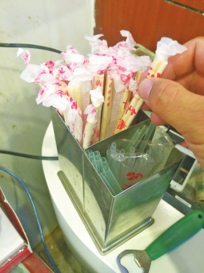 街頭小店常見(jiàn)一次性免費(fèi)餐具