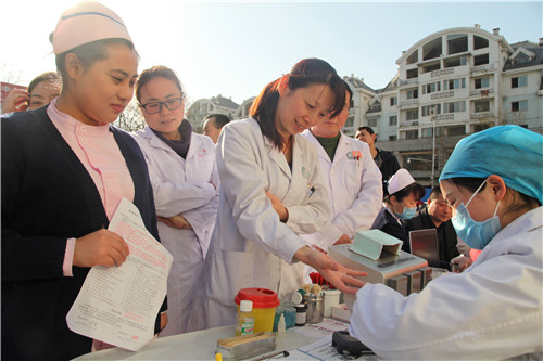 醫(yī)護(hù)人員獻(xiàn)血