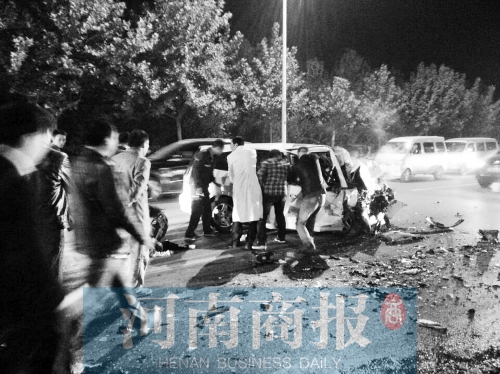 慘劇現(xiàn)場(chǎng)，眾人紛紛上前施救，有人拉住變形的車(chē)門(mén)，為傷者爭(zhēng)取救援時(shí)間