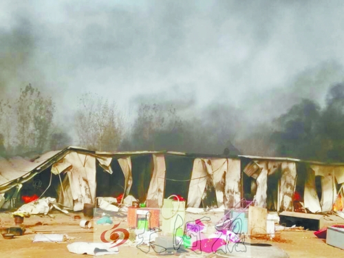 火勢蔓延前村民從屋內(nèi)搬出的冰箱、桌子等物品