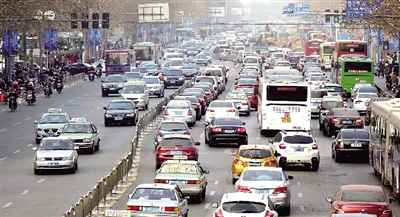 昨天下午，擁擠的花園路。 鄭州晚報記者 馬健 圖