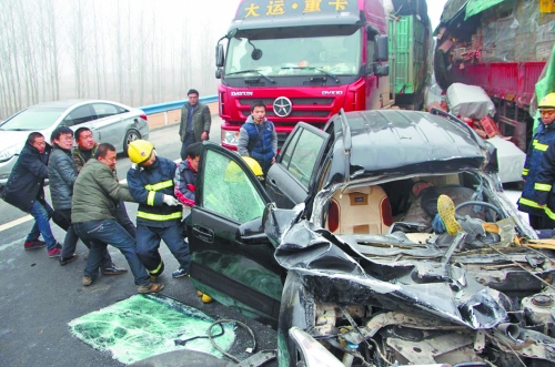 現(xiàn)場慘不忍睹，眾人合力施救。