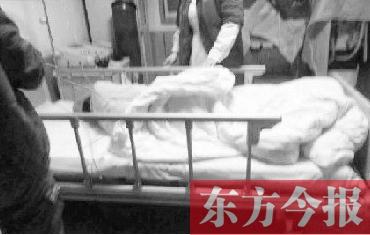 昨日凌晨，鄭州市金水區(qū)總醫(yī)院，鄭州電臺主持人張明救助的輕生女在接受搶救