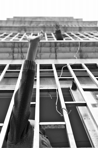 聽(tīng)到聲音小哥倆就在窗戶邊集合，不聚不散。