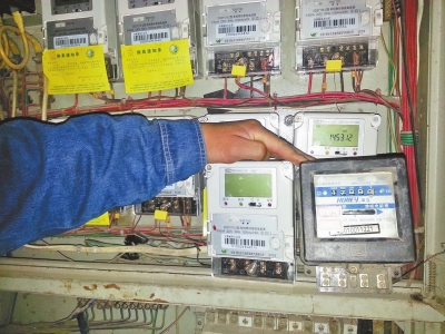 　跟智能電表（左）相比，老式機械電表（右）就像個“老古董”。