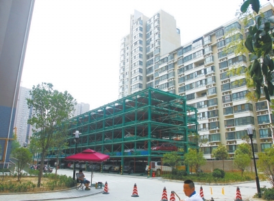 商城路與英協(xié)路交叉口附近的濱河綠苑小區(qū)內(nèi)，剛剛建好一個(gè)立體停車場(chǎng)。