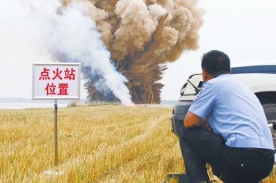 民警點(diǎn)火，引爆爆炸物品。