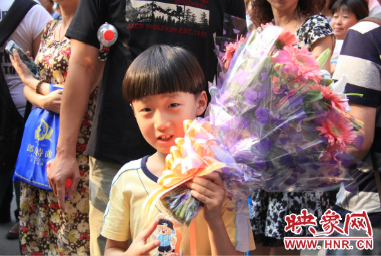 杜澤一直在考點門口等待表姐走出考場。