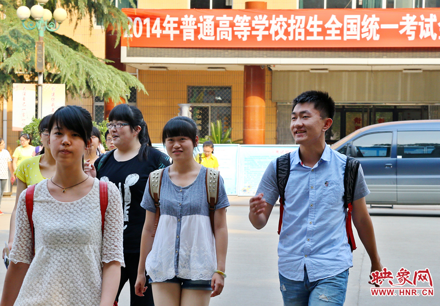 最后一門(mén)考試結(jié)束后，考生們一臉輕松的走出考場(chǎng)