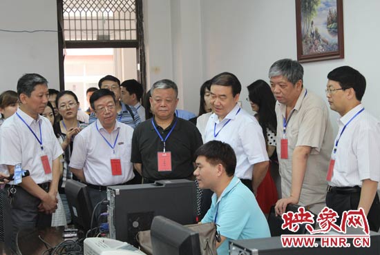 在評卷質檢組,工作人員介紹說,今年有四級質檢(即小組質檢、題組質檢、學科質檢、省質檢),確保嚴把質量