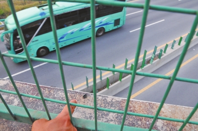 事發(fā)現(xiàn)場(chǎng)的橋梁護(hù)欄上,還留有疑似肇事瀝青塊的碎片。