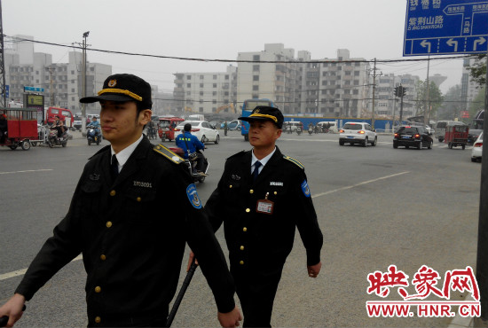 每天，老王的工作就是在火車(chē)站附近巡邏