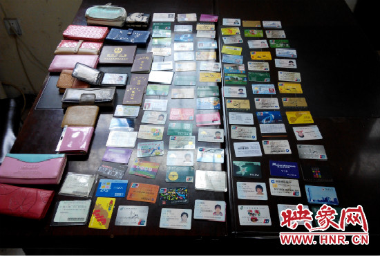 在日常執(zhí)勤當(dāng)中，巡防隊(duì)員經(jīng)常能撿到很多的身份證和銀行卡。