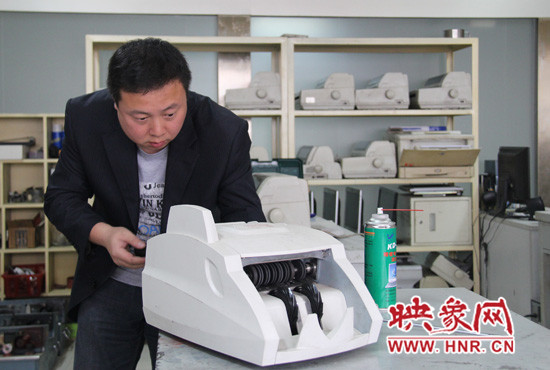 陸涌每天的工作就是和機器“談心”、發(fā)現(xiàn)故障、修好它們。