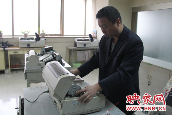 “不行，我再試一下，我一定要修好它?！庇龅诫y題，東北人身上的那股執(zhí)拗勁讓他又堅持了下來