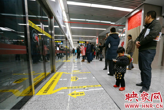 小朋友在等候區(qū)內等待地鐵。