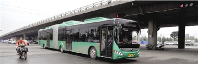 昨日上午，一輛B3快速公交測試車行駛在西三環(huán)的線路上。