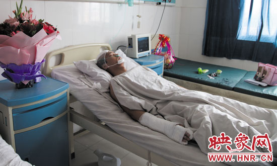 梁亮顱骨骨折、右胳膊肌腱被砍斷,手指受傷。