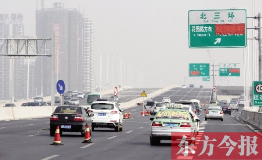 昨日，鄭州市北三環(huán)高架橋上，指向國(guó)基路方向的指示路牌還用紅布擋著