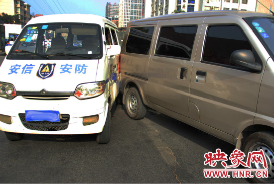 兩輛面包車也被牽連。