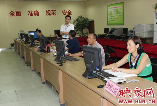 今年我省高招錄取工作正在平穩(wěn)正常開展，圖為投檔組工作人員。