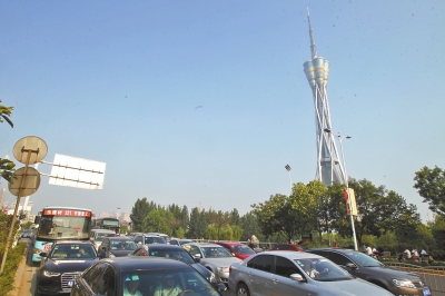 航海路中原福塔門前調(diào)頭口被封閉，等待左轉(zhuǎn)調(diào)頭的車輛排起長隊(duì)。