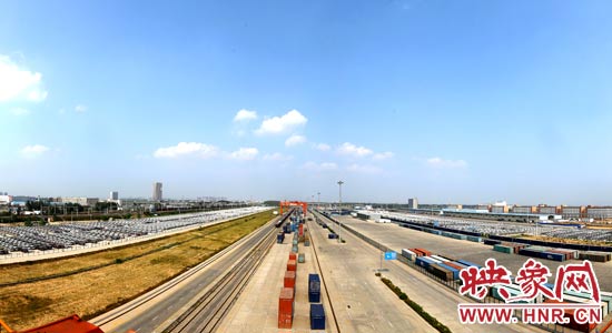 鄭州鐵路集裝箱中心站內(nèi)，滿載貨物的國際班列從這里開出。段晉哲/攝