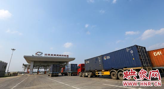 一頭連著生產(chǎn)，一頭牽著消費，現(xiàn)代物流業(yè)成為經(jīng)濟運行的血脈。 段晉哲/攝