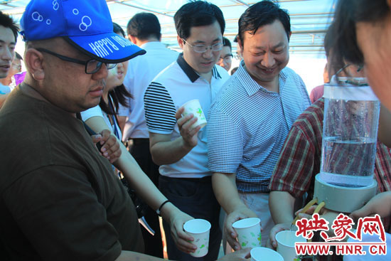 來(lái)自北京、天津、河北的40多家媒體的記者紛紛前來(lái)品嘗丹江口水庫(kù)的水