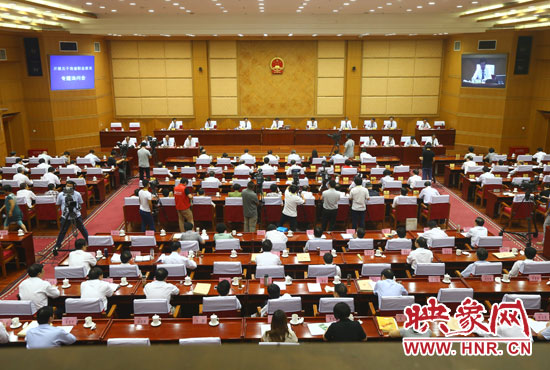 7月29日下午，河南省十二屆人大常委會第九次會議召開關(guān)于職業(yè)教育專題詢問會。