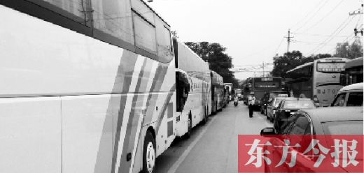 昨日，只能由東向西單行的鄭州市城南路上，闖進了由西向東行駛的大巴車，造成嚴重交通擁堵