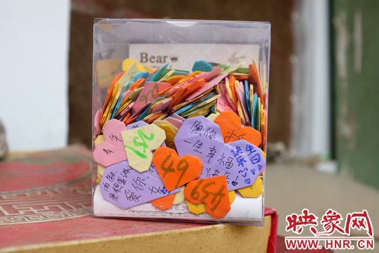 王書佳的床邊放著一個(gè)玻璃瓶子，里面是521顆紙心，是生日的時(shí)候同宿舍的朋友送給她的。