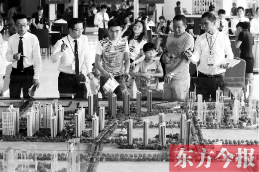 昨天上午，在鄭州市區(qū)一售樓部?jī)?nèi)，看房的顧客比平時(shí)多了不少