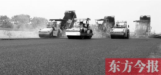 鄭州通航試驗區(qū)上街機場的改擴建工程正在緊張施工，寬闊的跑道已經(jīng)基本竣工