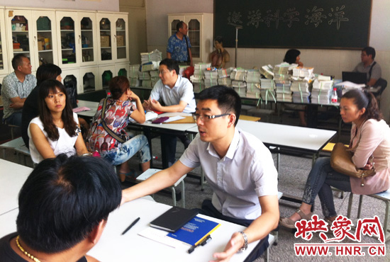 各區(qū)受理咨詢的教育部門工作人員對于提出的問題一一作出解答。