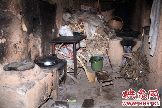 李娜家做飯的地方,就在土坯房的門口,夏天屋里跟燒炕一樣。