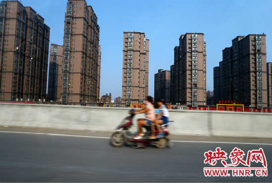 三環(huán)快速路開通后，仍有一些電動車違規(guī)上橋。