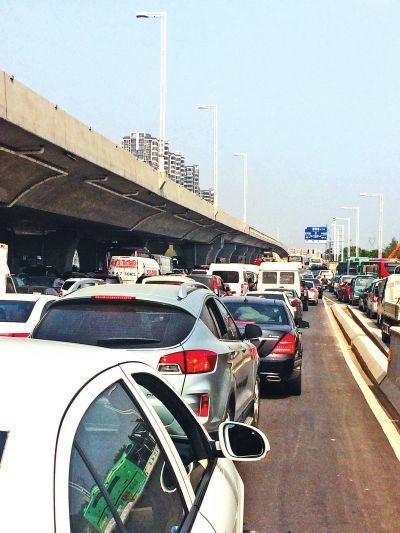 因塌方，中原路西三環(huán)交叉口附近擁堵嚴(yán)重