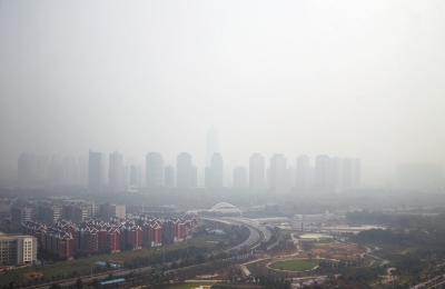 玉米秸稈煙淹了“大玉米”10月7日，霧霾籠罩下的鄭東新區(qū)CBD。