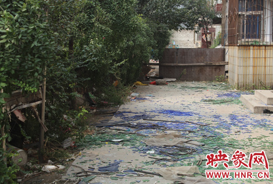 社區(qū)內(nèi)已是狼藉一片。