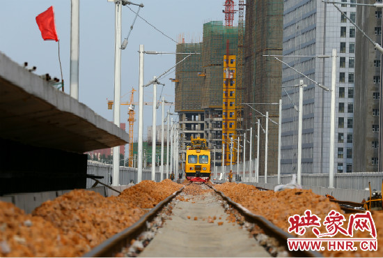 工程車在鋪好的軌道上忙碌不停。